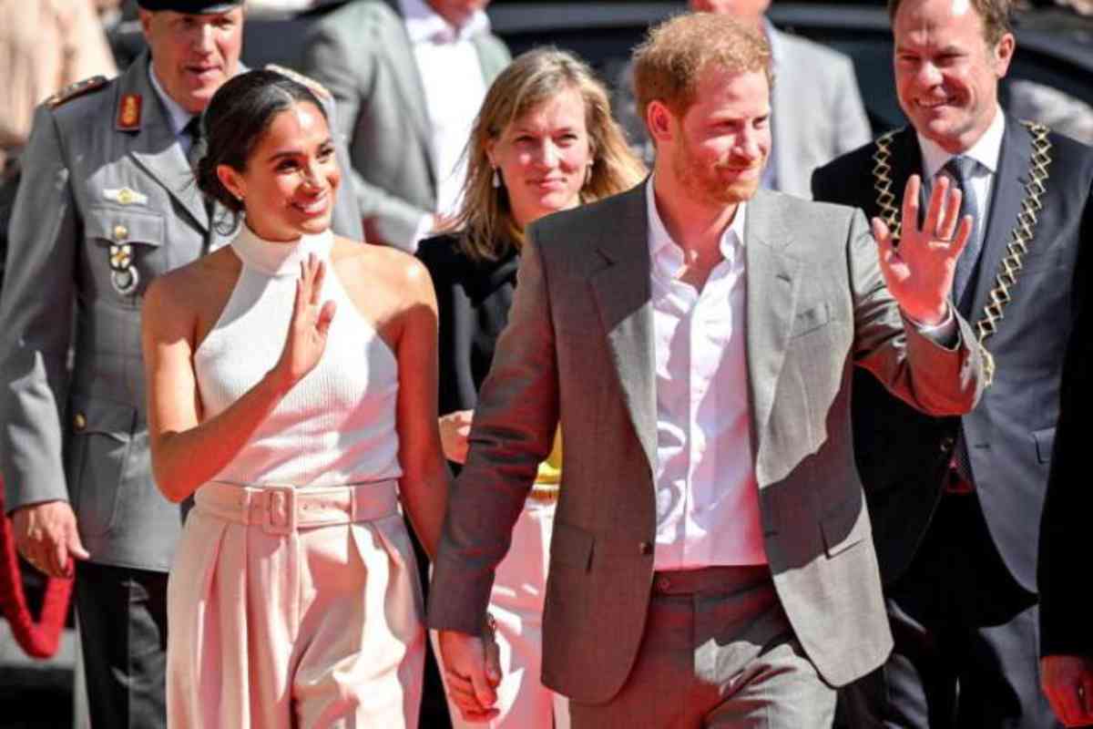 meghan fa un gesto plateale per spegnere le voci di crisi