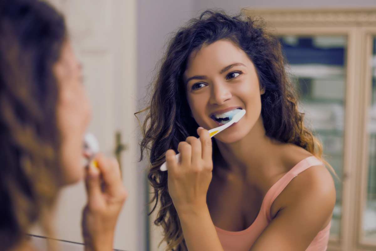 Lavarsi i denti, l'errore che si fa al mattino